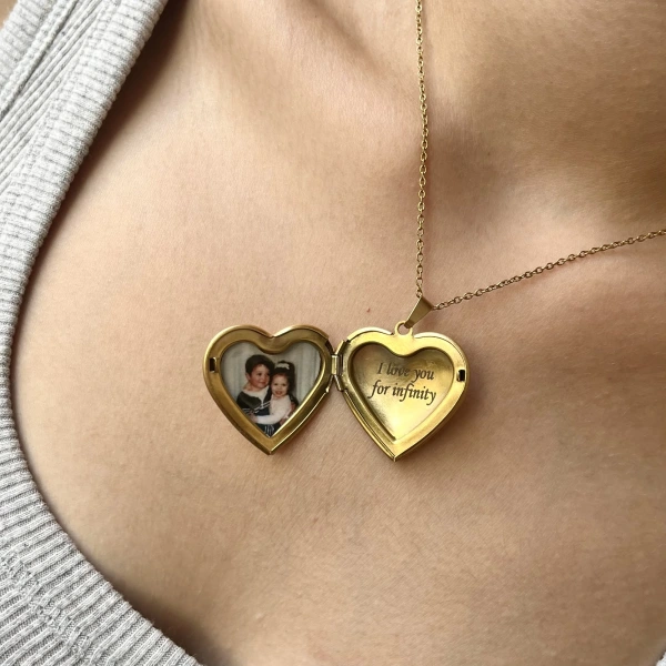 Çiçek Desenli ve Yazılı Fotoğraflı Kalp Kolye (2,1 cm)
