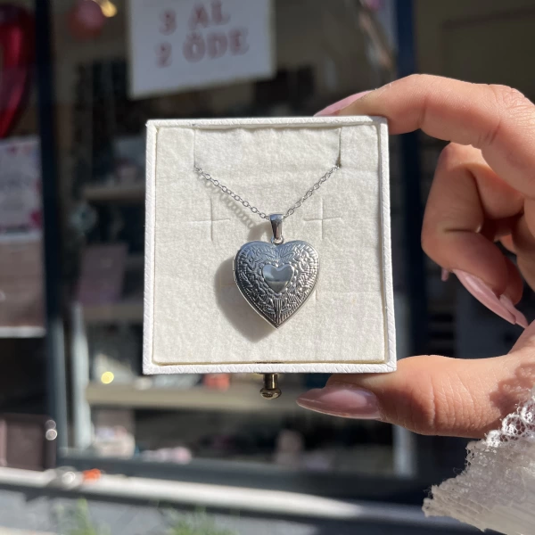 Çift Fotoğraflı İşlemeli Kapaklı Kalp Kolye | Çelik (1.7 cm)