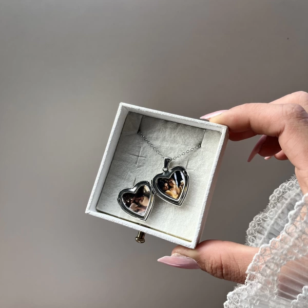 Çift Fotoğraflı İşlemeli Kapaklı Kalp Kolye | Çelik (1.7 cm)