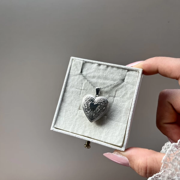 Çift Fotoğraflı İşlemeli Kapaklı Kalp Kolye | Çelik (1.7 cm)