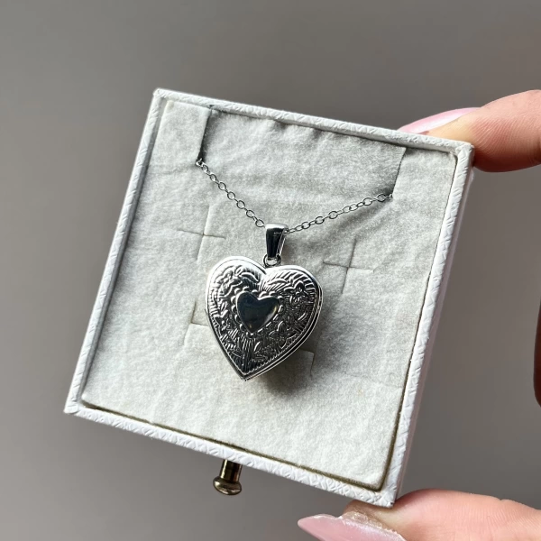 Çift Fotoğraflı İşlemeli Kapaklı Kalp Kolye | Çelik (1.7 cm)