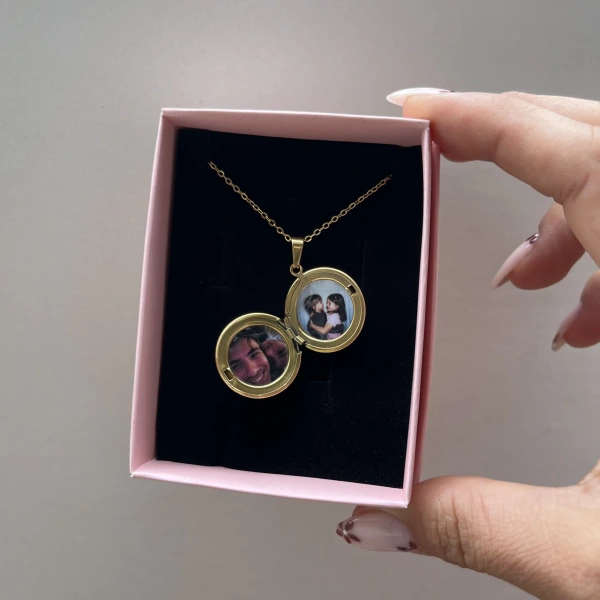 Ön Kapak Yazılı Çift Fotoğraflı Yuvarlak Kapaklı Altın Kolye (1,5 cm)