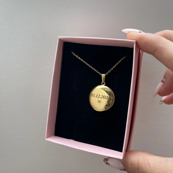 Ön Kapak Yazılı Çift Fotoğraflı Yuvarlak Kapaklı Altın Kolye (1,5 cm)