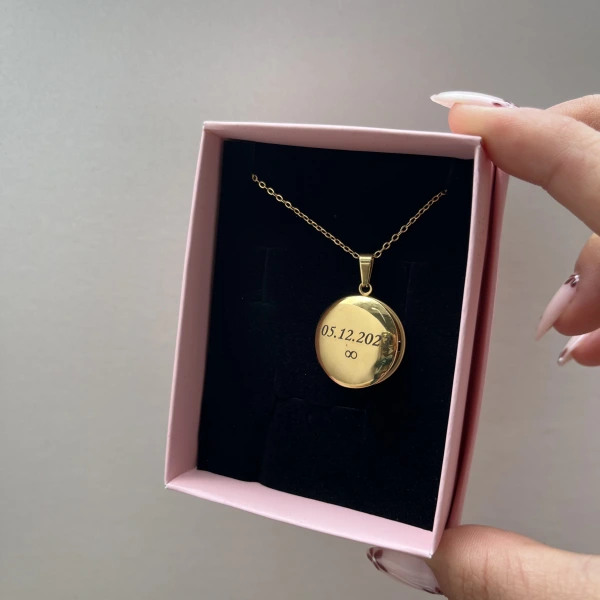 Ön Kapak Yazılı Çift Fotoğraflı Yuvarlak Kapaklı Altın Kolye (1,5 cm)