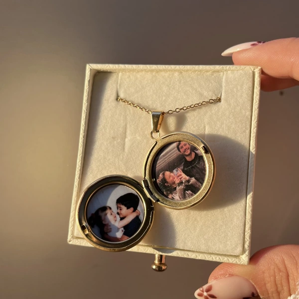 Çift Fotoğraflı Yuvarlak Kapaklı Altın Kolye (2 cm)