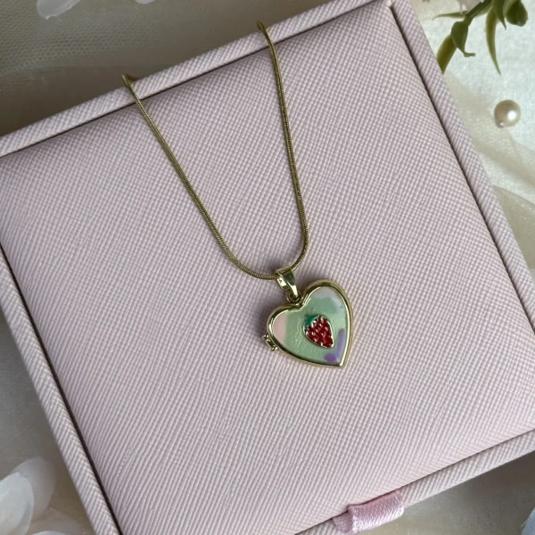 Çilek Desenli Fotoğraflı Kolye