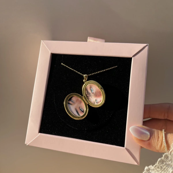 Desenli Kapak Fotoğraflı Oval Kolye (2,3 cm)