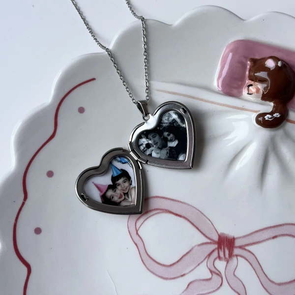 Kalp Desenli Kapaklı Çift Fotoğraflı Kolye (2,1 cm)
