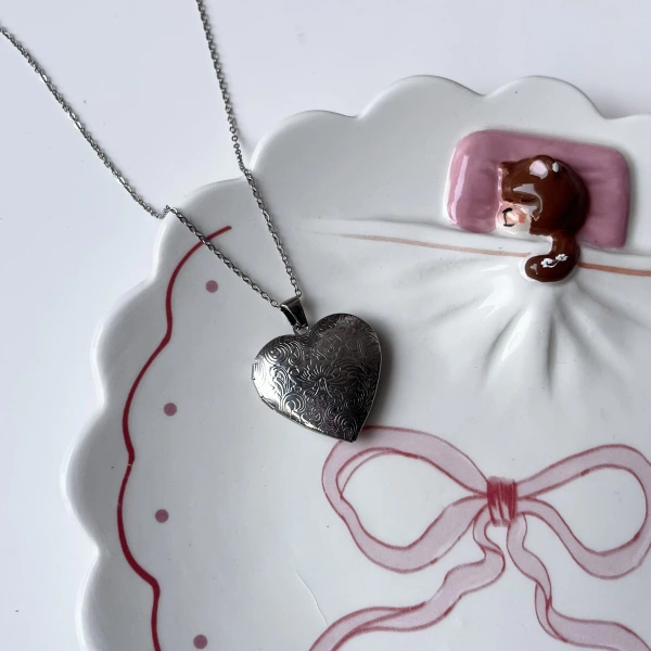 Desenli Kapaklı Çift Fotoğraflı Kolye (2,1 cm)