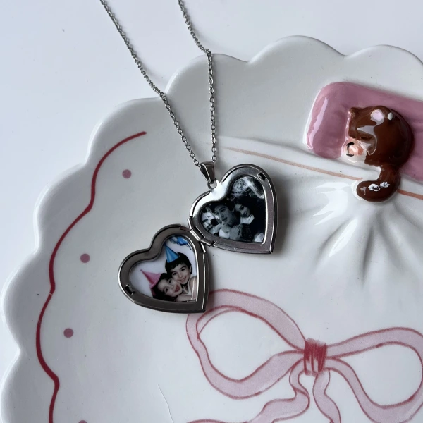 Kalp Desenli Kapaklı Çift Fotoğraflı Kolye (2,1 cm)