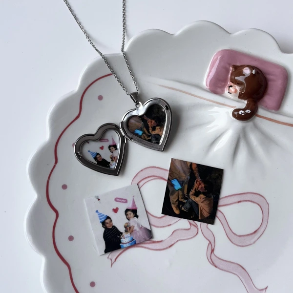 Desenli Kapaklı Çift Fotoğraflı Kolye (2,1 cm)