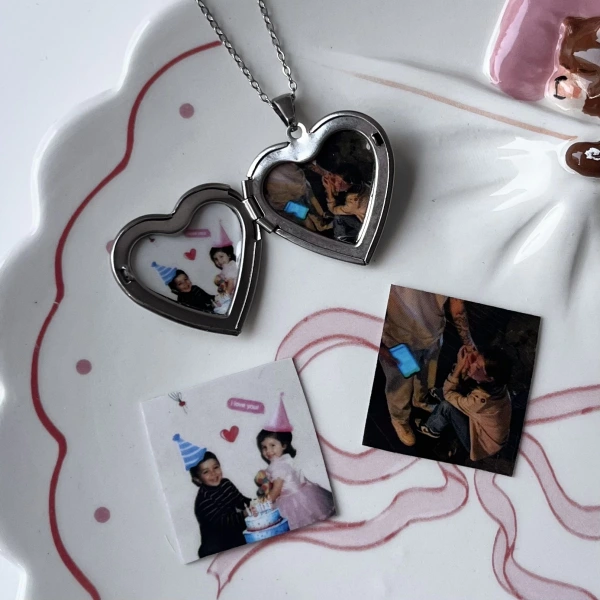 Desenli Kapaklı Çift Fotoğraflı Kolye (2,1 cm)