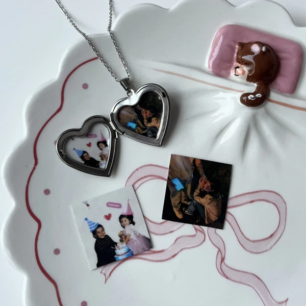 Desenli Kapaklı Çift Fotoğraflı Kolye (2,1 cm)