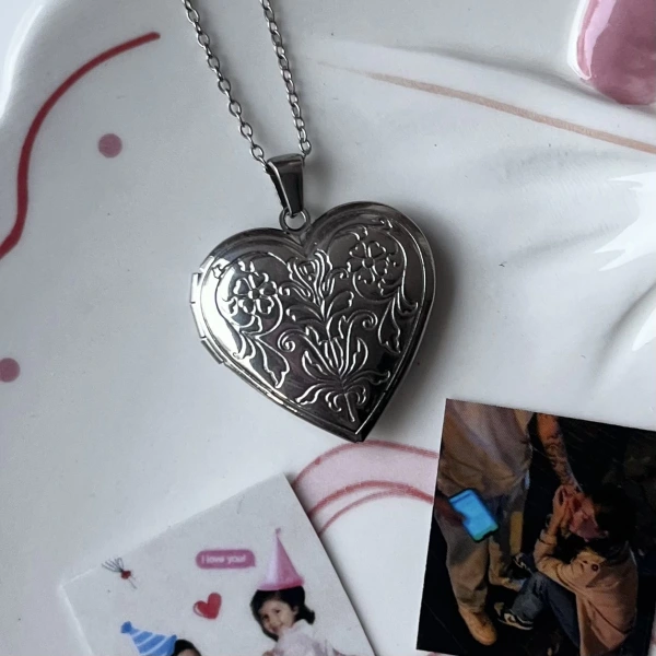 Desenli Kapaklı Çift Fotoğraflı Kolye (2,1 cm)