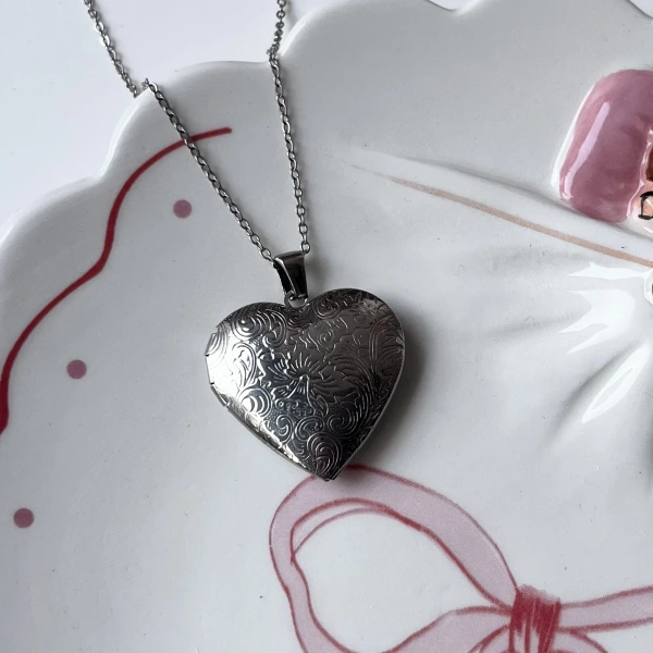 Desenli Kapaklı Çift Fotoğraflı Kolye (2,1 cm)