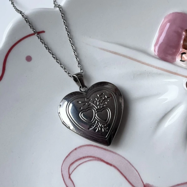 Kalp Desenli Kapaklı Çift Fotoğraflı Kolye (2,1 cm)