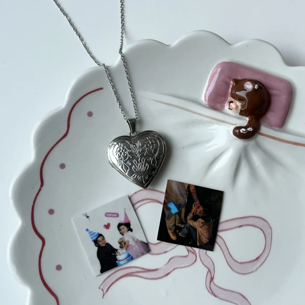 Desenli Kapaklı Çift Fotoğraflı Kolye (2,1 cm)