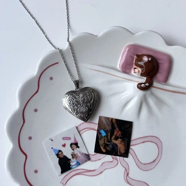 Desenli Kapaklı Çift Fotoğraflı Kolye (2,1 cm)