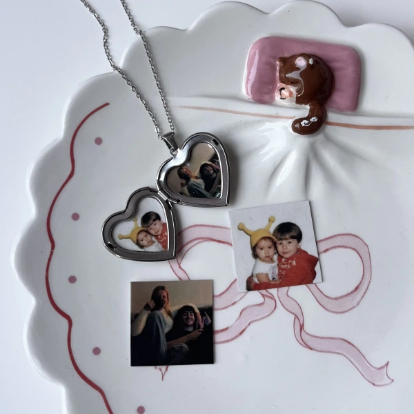 Desenli Kapaklı Çift Fotoğraflı Kolye (2,1 cm)