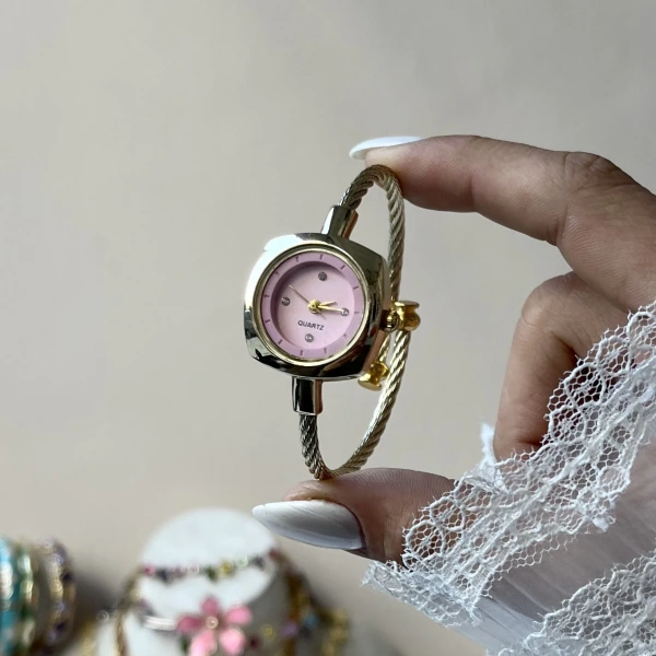 Pembe Kare Ekran Kelepçe Saat