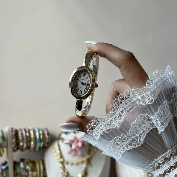 Beyaz Oval Ekran Kelepçe Saat