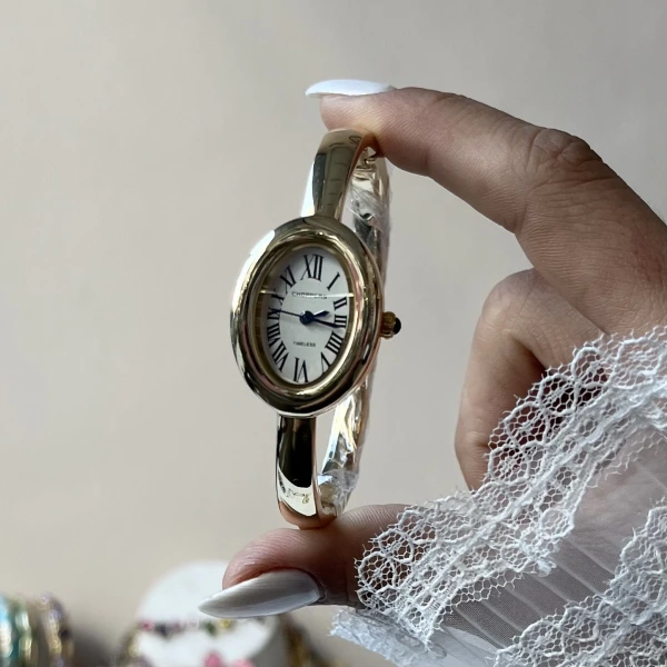 Beyaz Oval Ekran Kelepçe Saat