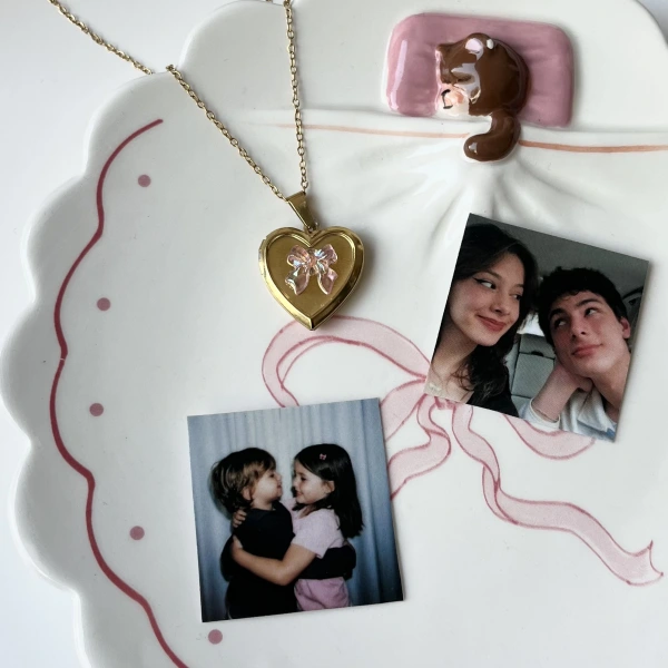 Fiyonk Detaylı ve Çift Fotoğraflı İşlemeli Kapaklı Kalp Kolye | (2,1 cm)