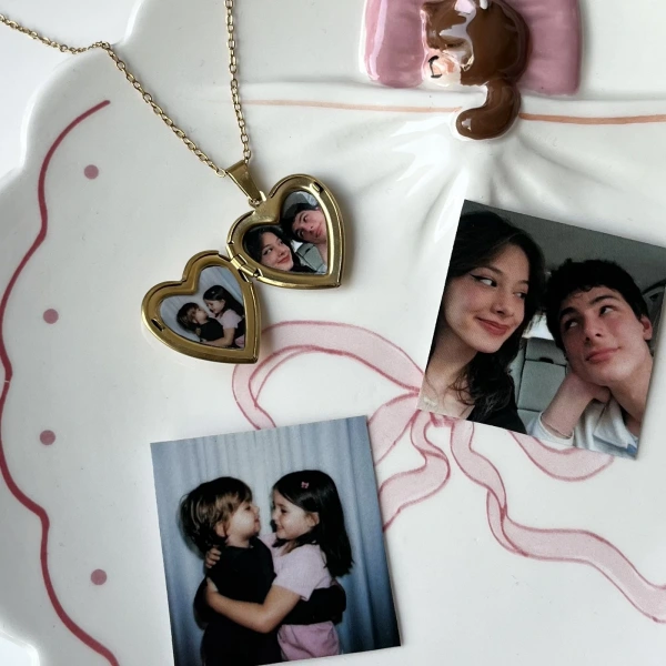 Fiyonk Detaylı ve Çift Fotoğraflı İşlemeli Kapaklı Kalp Kolye | (2,1 cm)