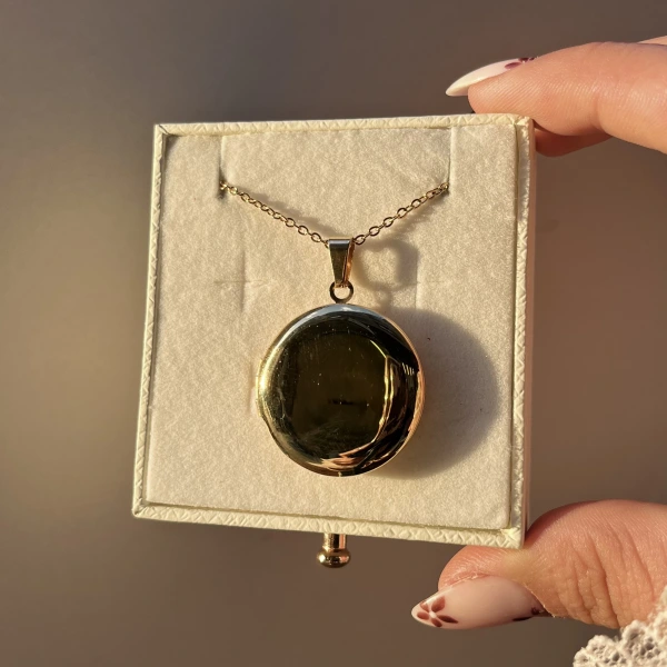 Fotoğraf ve Yazılı Yuvarlak Kapaklı Altın Kolye (2 cm)