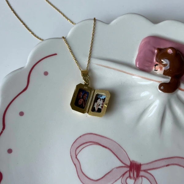Fotoğraflı Diktörtgen Desenli Kapaklı Gümüş Kolye