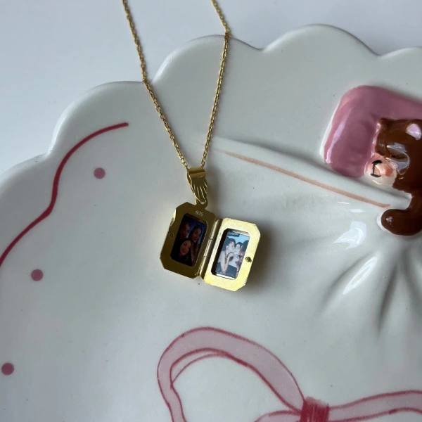 Fotoğraflı Diktörtgen Desenli Kapaklı Gümüş Kolye