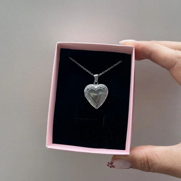 Fotoğraflı ve Yazılı Kalp Desenli Kapaklı Kolye (1,5 cm)