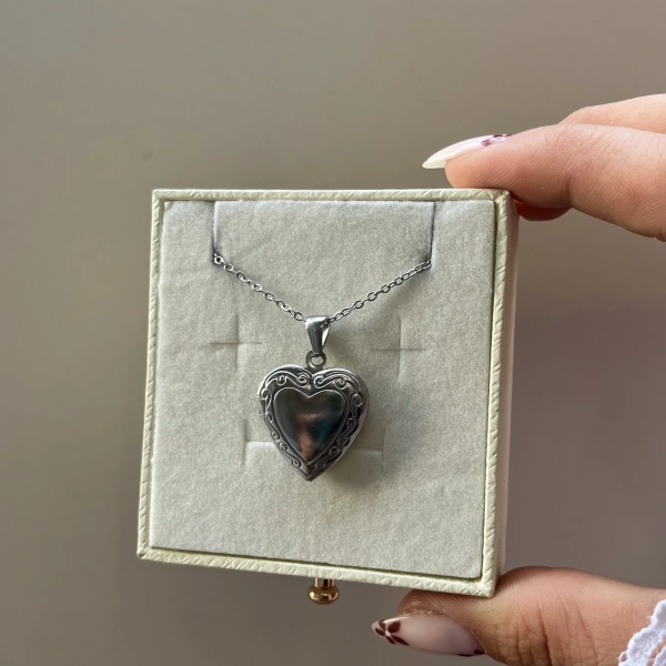 Fotoğraflı ve Yazılı Kalp Desenli Kapaklı Kolye (1,5 cm)