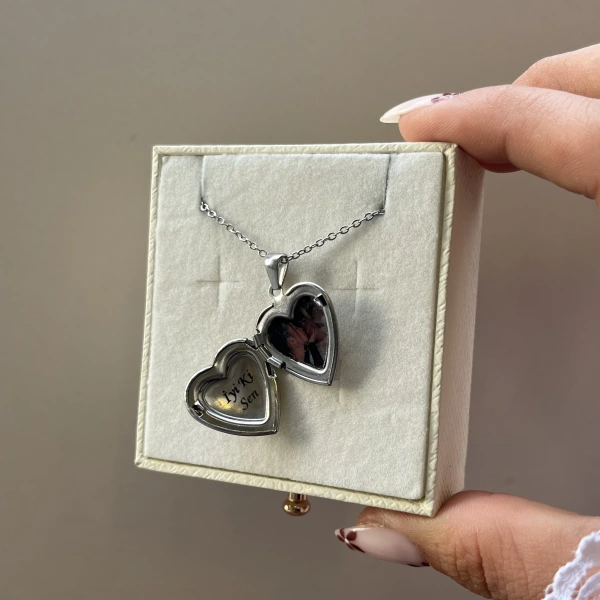 Fotoğraflı ve Yazılı Kalp Desenli Kapaklı Kolye (1,5 cm)