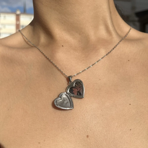Fotoğraflı ve Yazılı Kalp Desenli Kapaklı Kolye (1,5 cm)