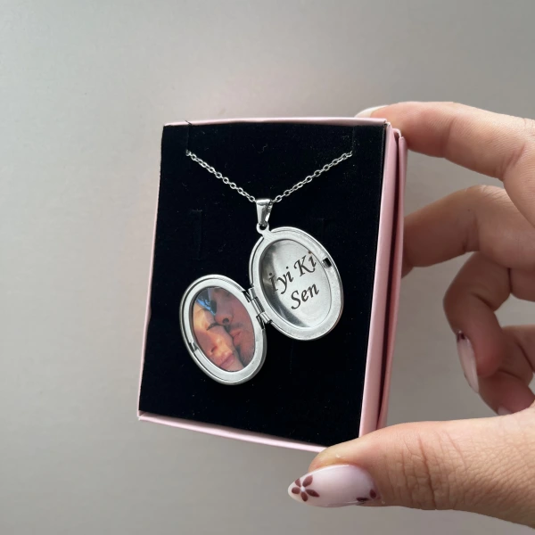 Fotoğraflı ve Yazılı Oval Desenli Kapaklı Kolye (2,3 cm)