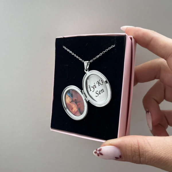 Fotoğraflı ve Yazılı Oval Desenli Kapaklı Kolye (2,3 cm)