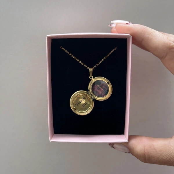 Fotoğraflı ve Yazılı Yuvarlak Altın Kapaklı Kolye ( 1,5 cm )