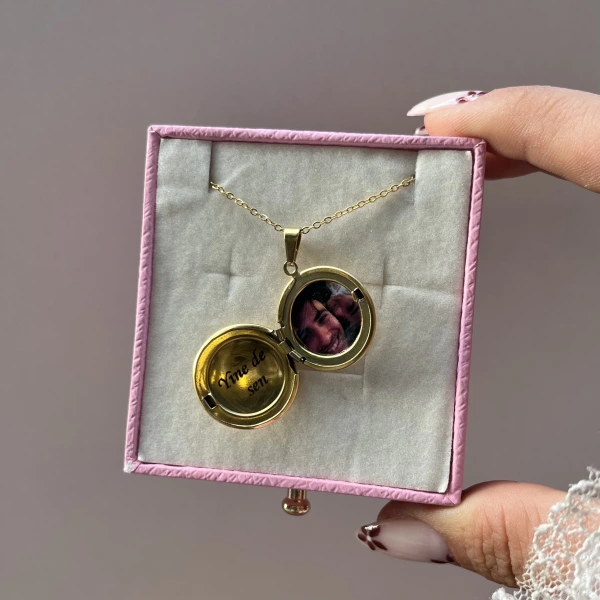 Fotoğraflı ve Yazılı Yuvarlak Altın Kapaklı Kolye ( 1,5 cm )
