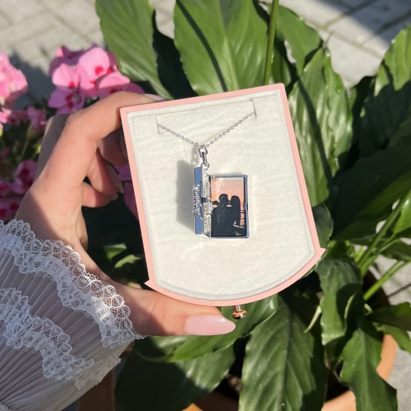 Güneş ve Yıldız Desenli Fotoğraflı Kolye
