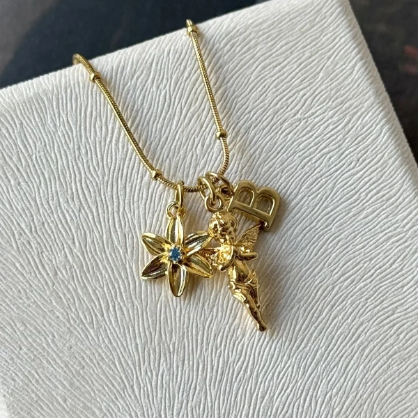 Harfli Burç Çiçeği ve Anlamlı Charm Kolyesi