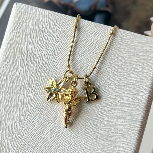 Harfli Burç Çiçeği ve Anlamlı Charm Kolyesi