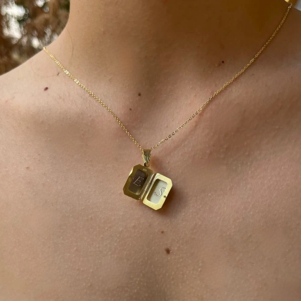 Harfli Dikdörtgen Desenli Kapaklı Gümüş Kolye