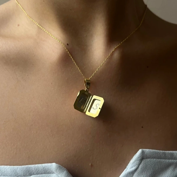 Harfli Dikdörtgen Desenli Kapaklı Gümüş Kolye