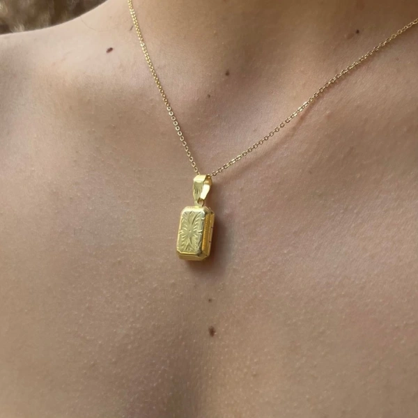 Harfli Dikdörtgen Desenli Kapaklı Gümüş Kolye