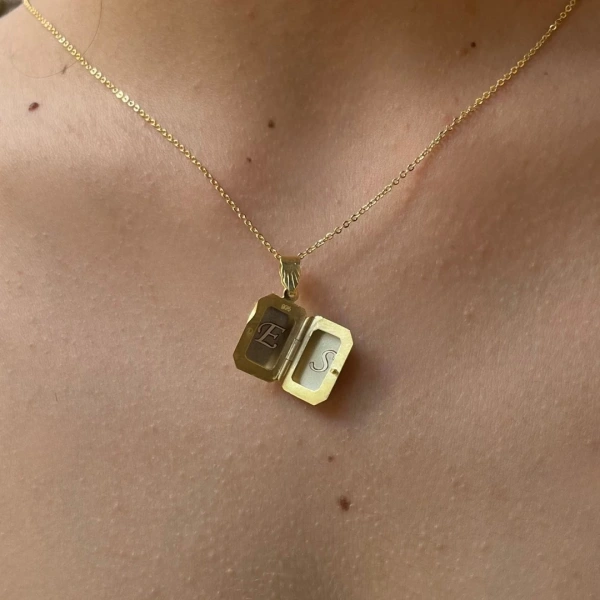 Harfli Dikdörtgen Desenli Kapaklı Gümüş Kolye