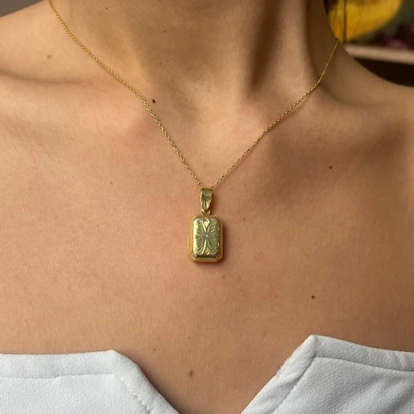 Harfli Dikdörtgen Desenli Kapaklı Gümüş Kolye