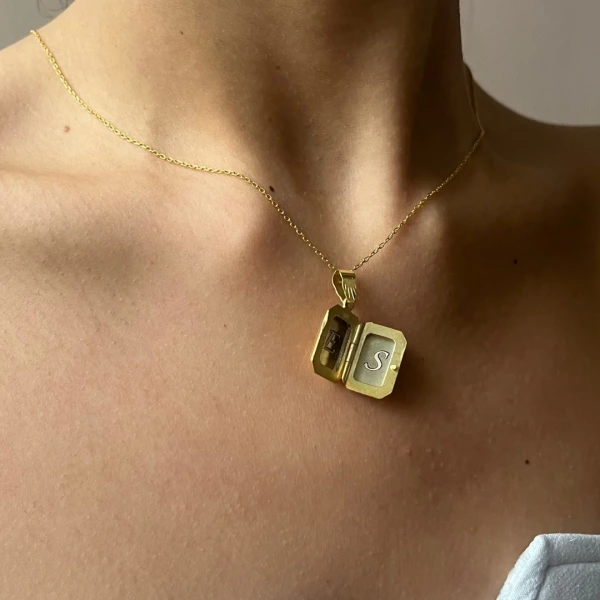 Harfli Dikdörtgen Desenli Kapaklı Gümüş Kolye