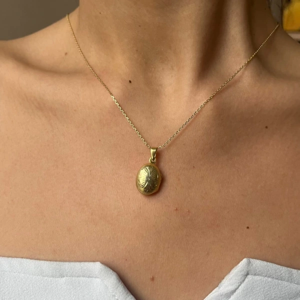 Harfli Oval Desenli Kapaklı Gümüş Kolye