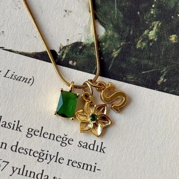 Harfli ve Taşlı Doğum Çiçeği Kolyesi